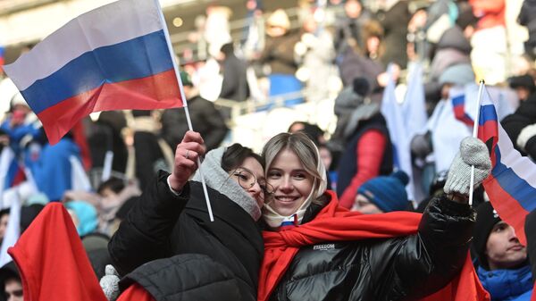 Девушки с российскими флагами