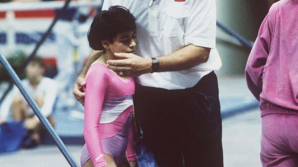 Американская гимнастка Джулисса Гомес с тренером