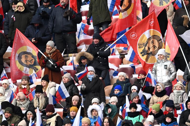 Люди перед началом митинг-концерта Слава защитникам Отечества! в Лужниках