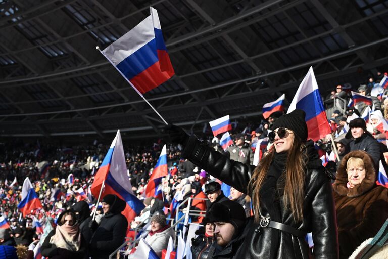 Люди перед началом митинга-концерта Слава защитникам Отечества! в Лужниках