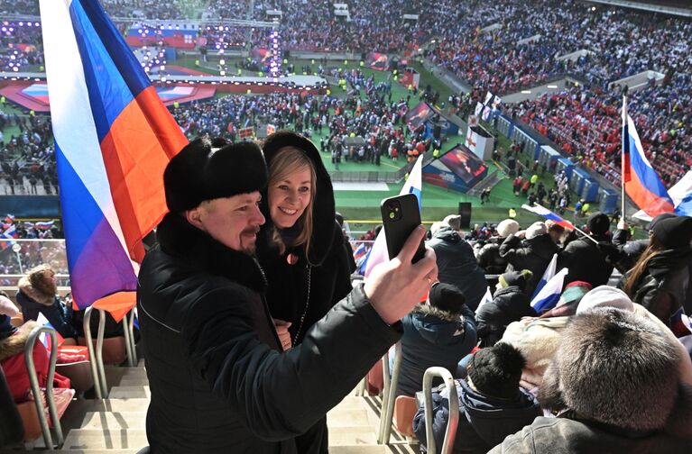 Люди перед началом митинга-концерта Слава защитникам Отечества! в Лужниках