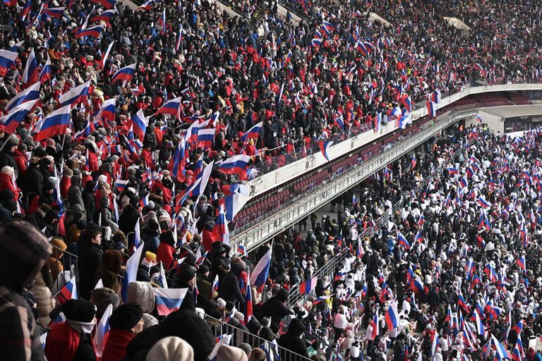 Люди на митинге-концерте Слава защитникам Отечества! в Лужниках