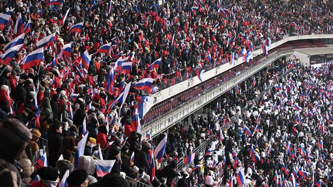 Люди на митинге-концерте Слава защитникам Отечества! в Лужниках