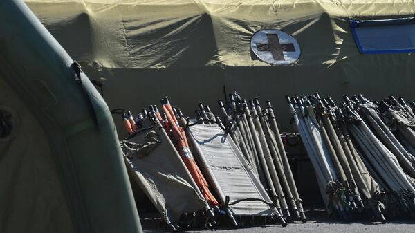Носилки у одной из палаток полевой медико-санитарной части подразделения российской армии
