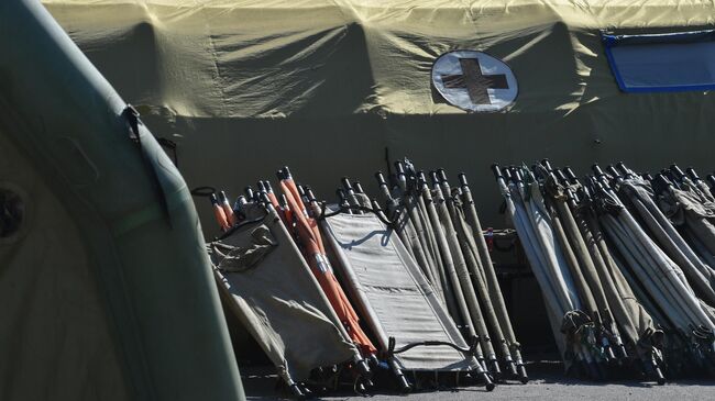 Носилки у одной из палаток полевой медико-санитарной части подразделения российской армии. Архивное фото