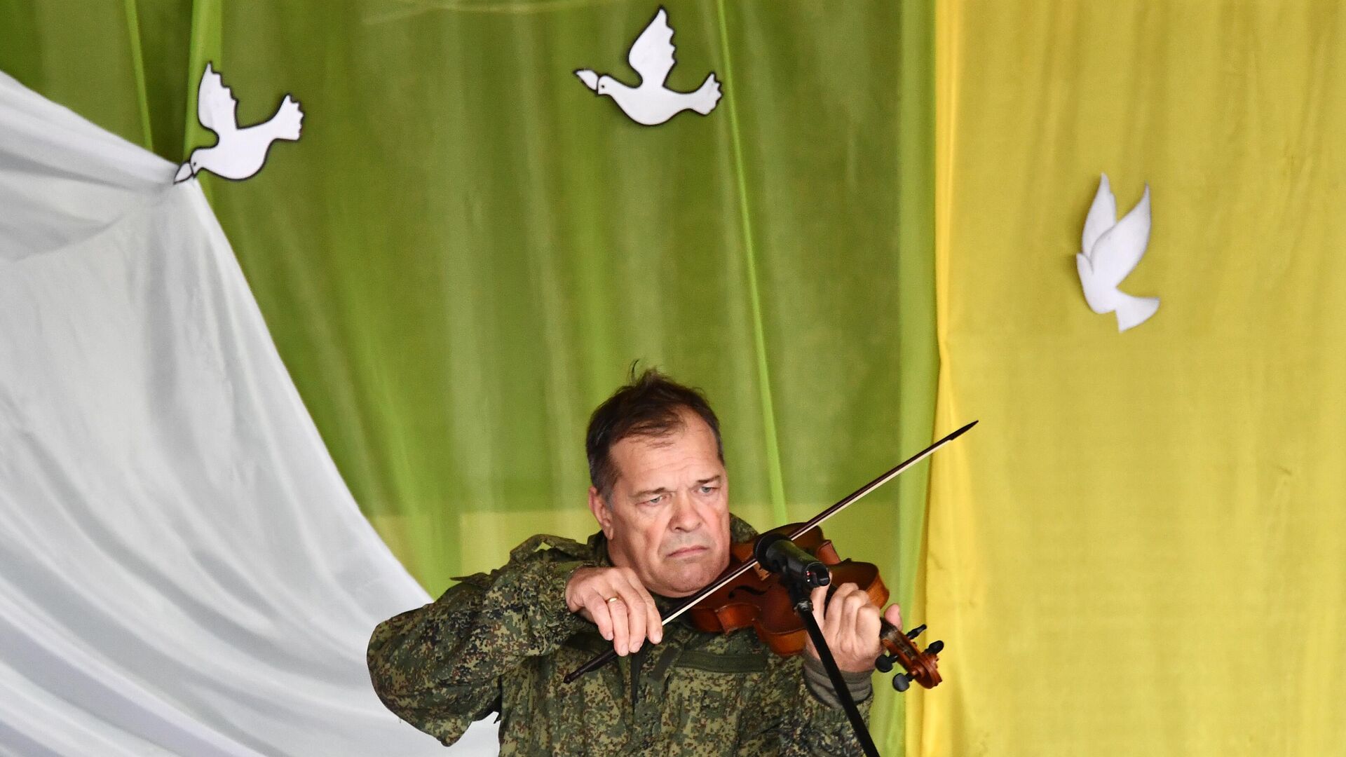 Музыкант, экс-скрипач рок-группы Аквариум Андрей Решетин выступает перед бойцами в зоне СВО - РИА Новости, 1920, 18.04.2023