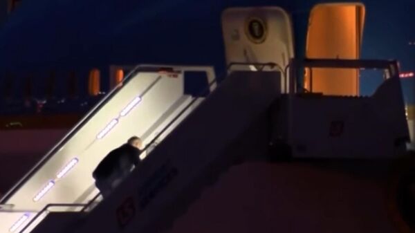 Инцидент на трапе: Байден споткнулся при посадке в самолет