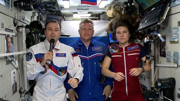 Поздравление российских космонавтов с Днем защитника Отечества
