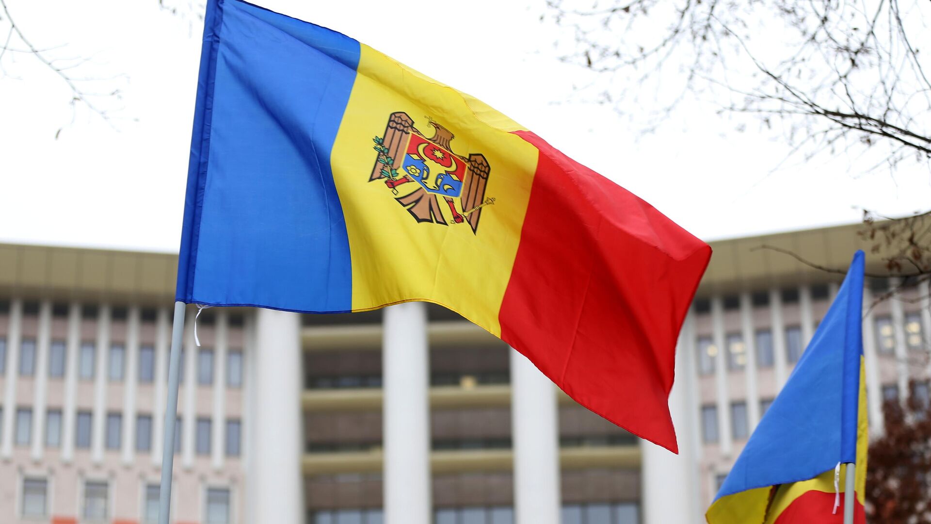 Флаги Молдавии у здания парламента в Кишиневе - РИА Новости, 1920, 09.05.2023