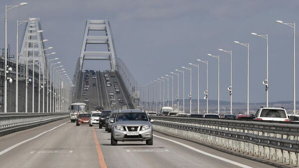 Автомобили на Крымском мосту