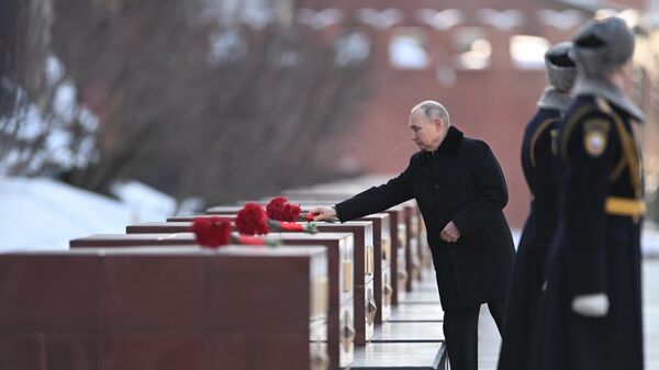Президент России Владимир Путин на церемонии возложения цветов в Александровском саду у Кремлевской стены в День защитника Отечества