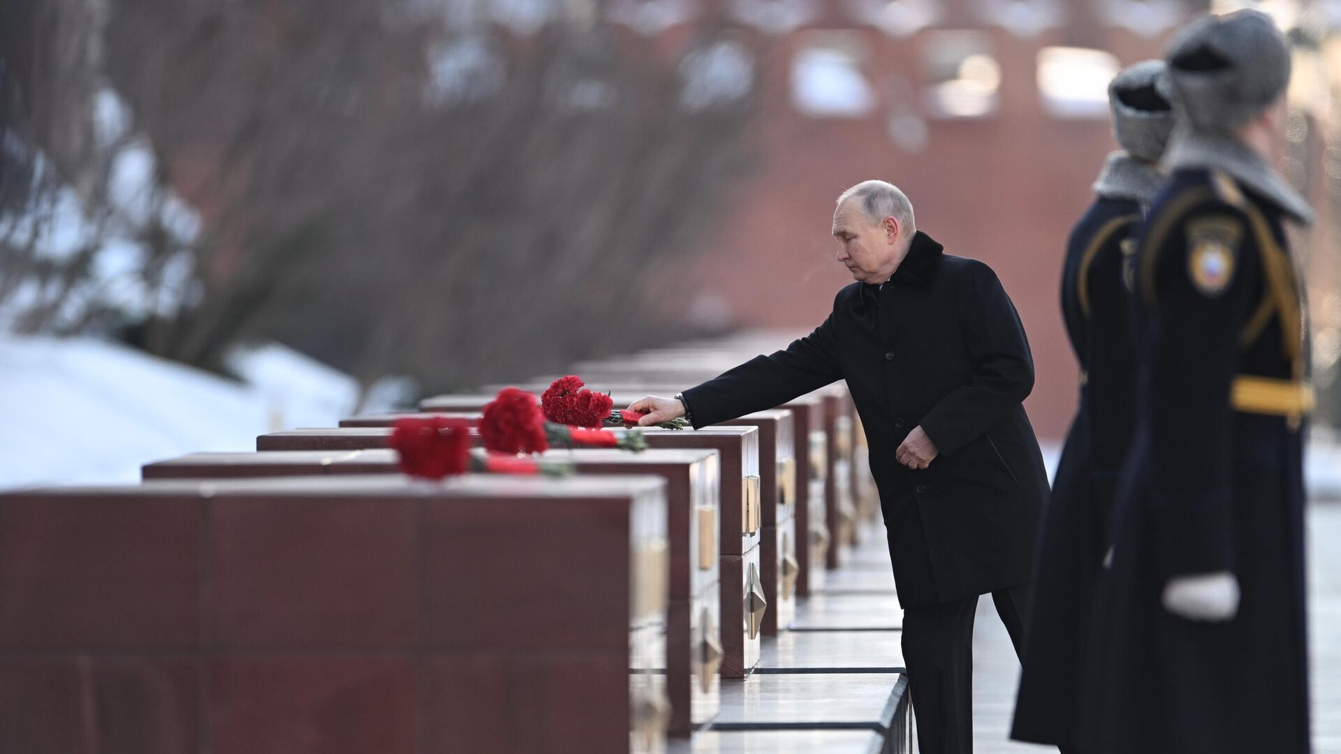 Президент России Владимир Путин на церемонии возложения цветов в Александровском саду у Кремлевской стены в День защитника Отечества - РИА Новости, 1920, 23.02.2023