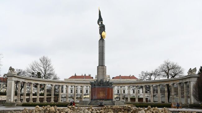 Памятник советским воинам, погибшим при освобождении Австрии от фашизма на площади Шварценбергплац в Вене