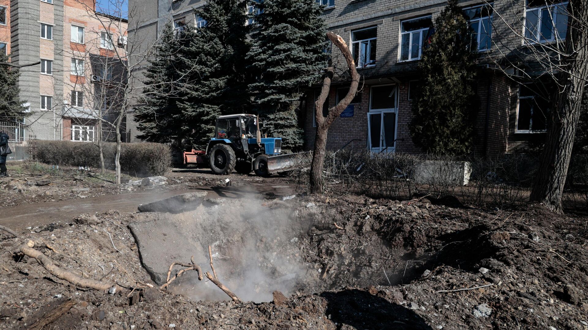 Воронка от разорвавшегося снаряда РСЗО, упавшего в Ворошиловском районе Донецка после обстрела со стороны ВСУ - РИА Новости, 1920, 23.02.2023