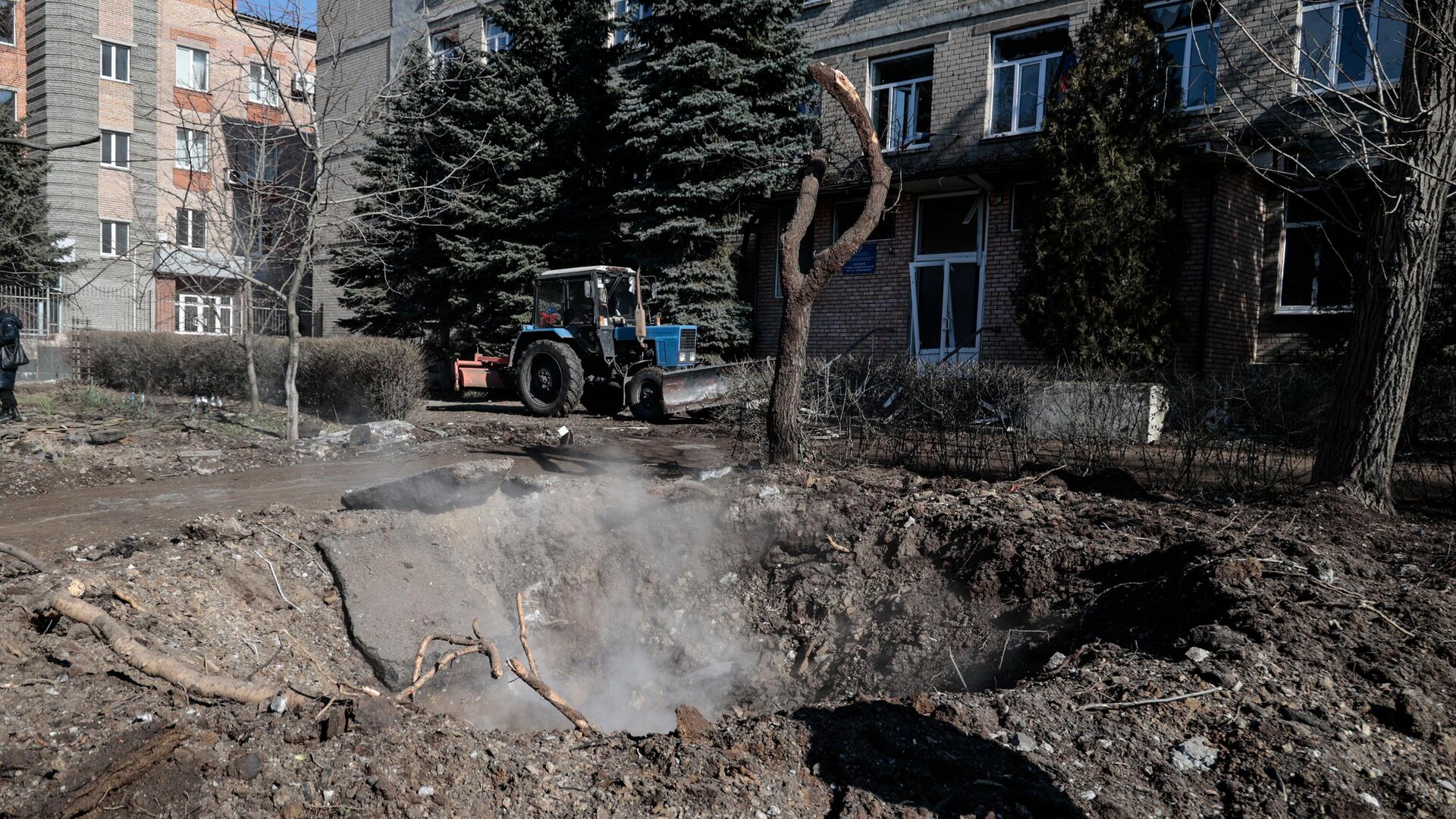 Воронка от разорвавшегося снаряда РСЗО после обстрела Донецка со стороны ВСУ - РИА Новости, 1920, 15.03.2023