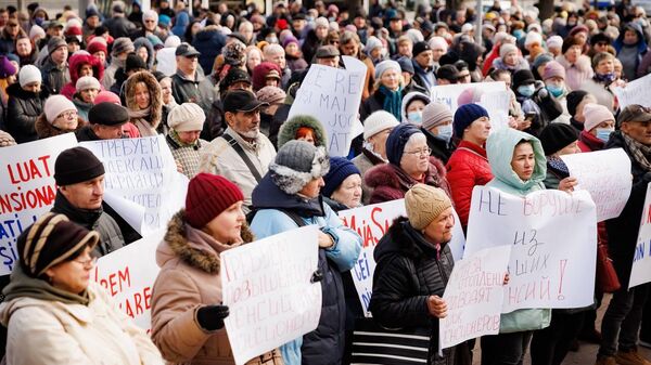 Пенсионеры и представители партии Шор на акции протеста перед зданием парламента Молдавии