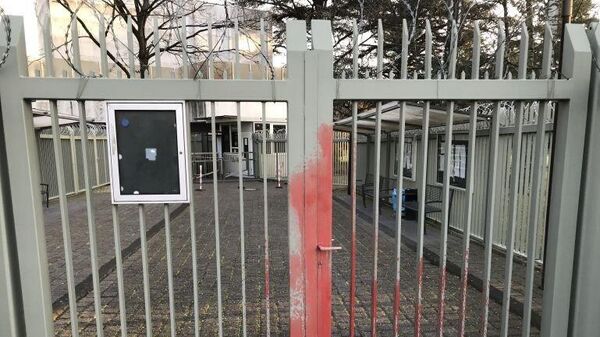 Неизвестные облили краской ворота Генерального консульства России в Бонне, ФРГ