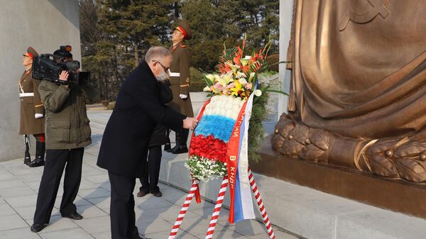 В День защитника Отечества сотрудники российского Посольства возложили цветы к Монументу Освобождения на сопке Моранбон