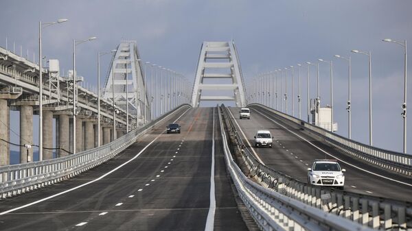 Автомобили на Крымском мосту. Архивное фото