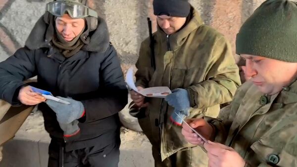 Бойцы Первой Славянской бригады читают письма московских школьников