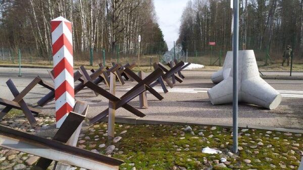 Противотанковые ежи, установленные польскими военными на дорогах, ведущих из Белоруссии и России