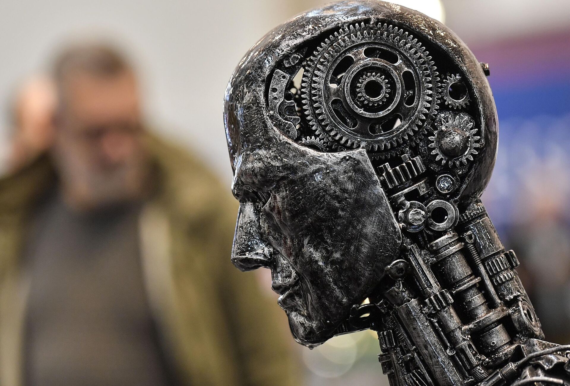 Металлическая голова, символизирующая искусственный интеллект, в автосалоне в Эссене, Германия - РИА Новости, 1920, 16.03.2023