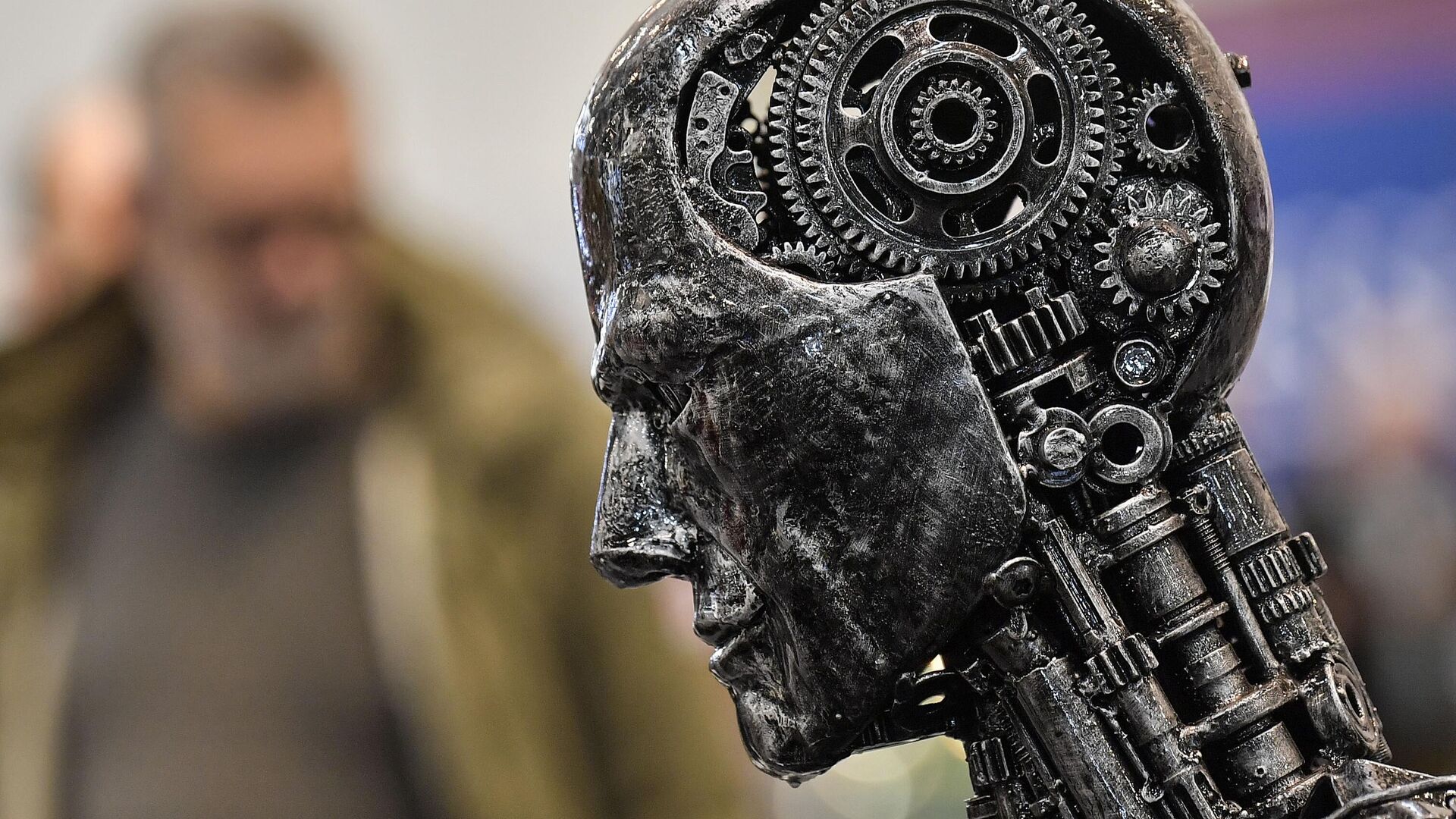 Металлическая голова, символизирующая искусственный интеллект, в автосалоне в Эссене, Германия - РИА Новости, 1920, 02.06.2023