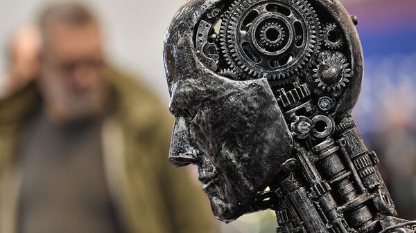 Металлическая голова, символизирующая искусственный интеллект, в автосалоне в Эссене, Германия