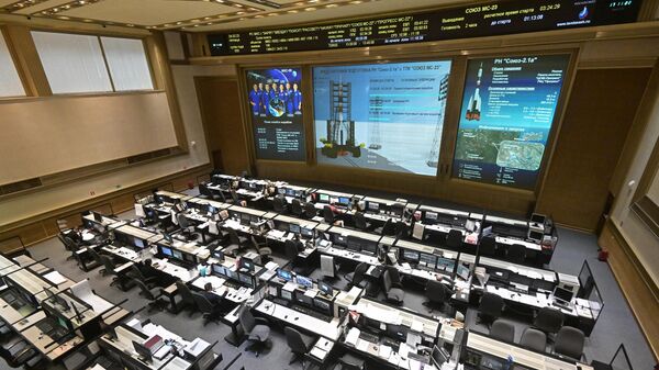 Трансляция пуска ракеты-носителя Союз-2.1а с беспилотным кораблем Союз МС-23 на экране в Центре управления полетами (ЦУП) в Королёве
