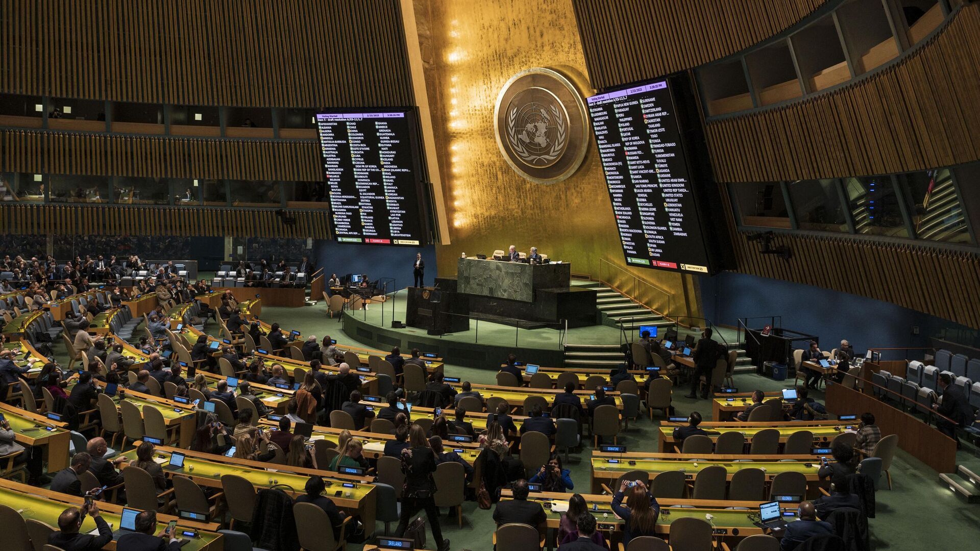 Экран, отображающий процесс подсчета голосов во время специальной сессии Генеральной Ассамблеи ООН - РИА Новости, 1920, 24.02.2023