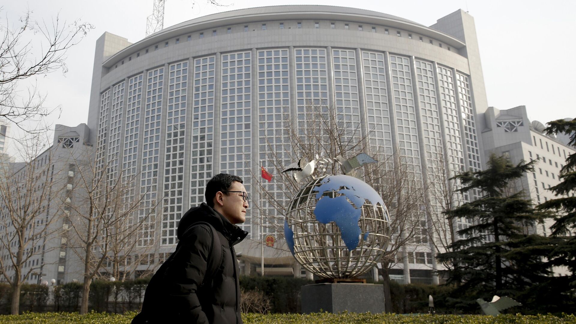 Мужчина проходит мимо здания Министерства иностранных дел Китая в Пекине - РИА Новости, 1920, 27.02.2023