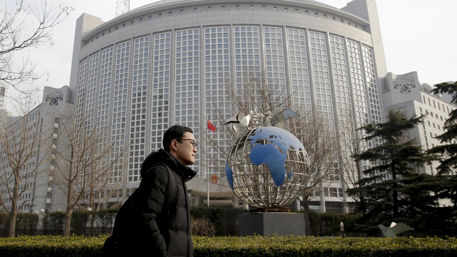Мужчина проходит мимо здания Министерства иностранных дел Китая в Пекине - РИА Новости, 1920, 07.04.2023