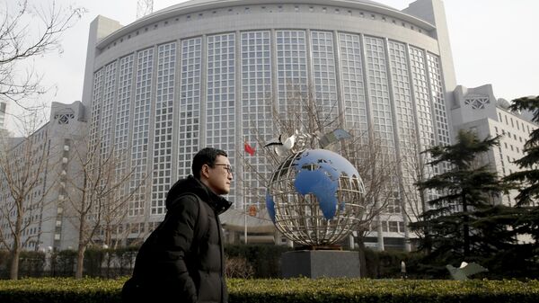 Мужчина проходит мимо здания Министерства иностранных дел Китая в Пекине