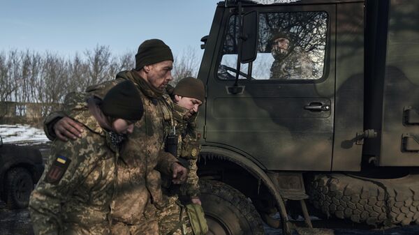 Военные медики помогают раненому украинскому солдату