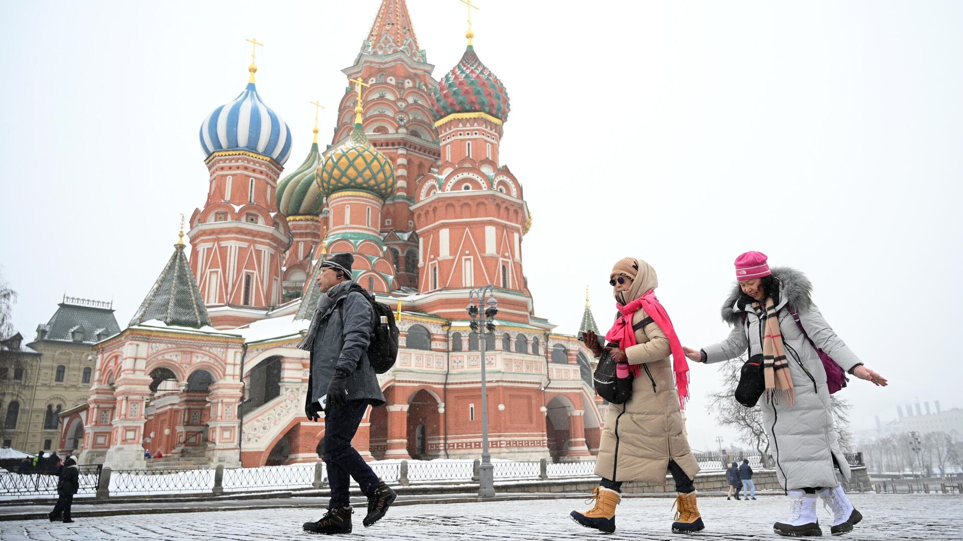 Туристы из Китая гуляют на Красной площади в Москве - РИА Новости, 1920, 19.12.2023