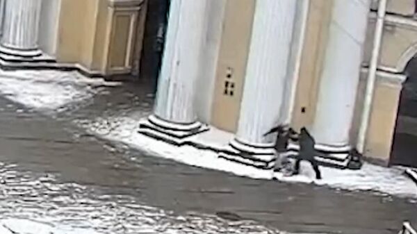 Момент стрельбы в сотрудника ОМОНа и задержание нападавшего в центре Петербурга