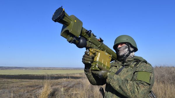 Военнослужащий ВС РФ совершает выстрел из переносного зенитного ракетного комплекса