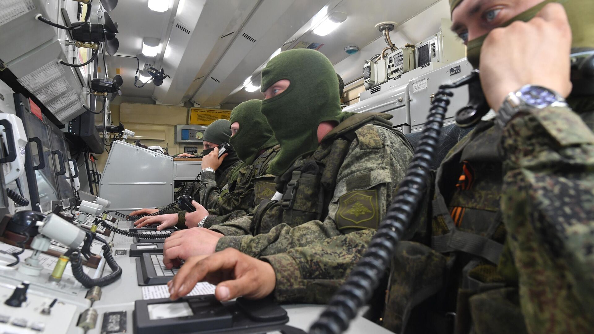 Военнослужащие в центре управления зенитным ракетным комплексом Бук-МЗ Вооруженных сил России1