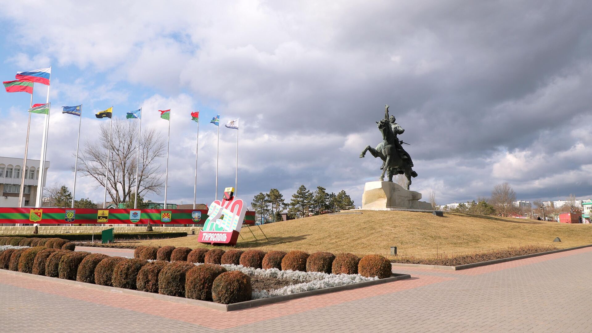Памятник Александру Суворову у Екатерининского парка в Тирасполе - РИА Новости, 1920, 12.04.2023