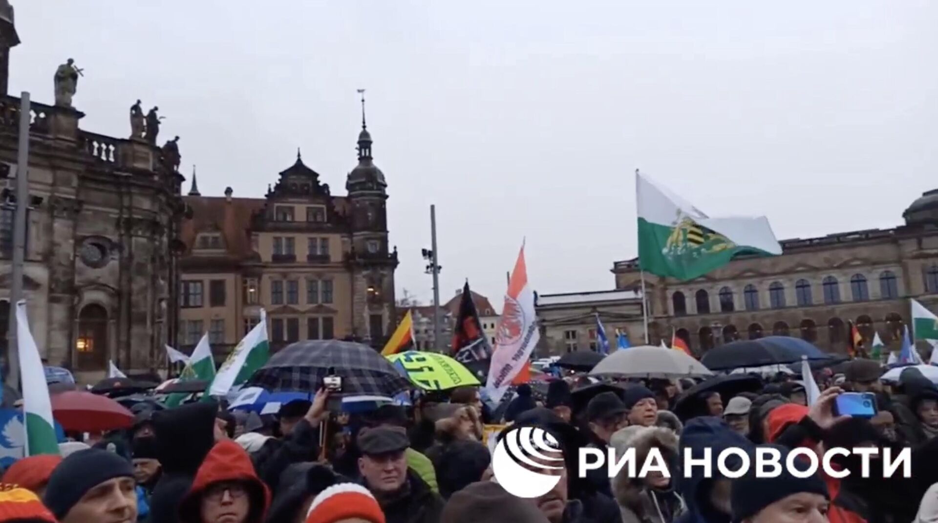 Протест против военной поддержки Украины в Дрездене. Кадр видео - РИА Новости, 1920, 24.02.2023