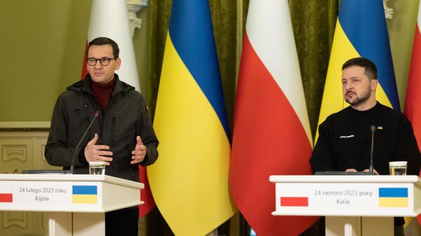 Премьер-министр Польши Матеуш Моравецкий и президент Украины Владимир Зеленский во время встречи в Киеве