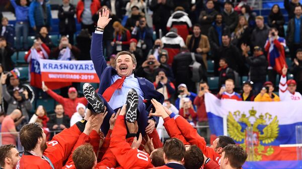 Хоккеисты сборной России качают Олега Знарка после победы на Олимпиаде-2018
