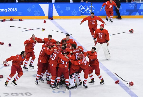 Российские хоккеисты после победы в финале Олимпиады-2018