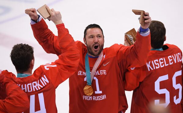 Илья Ковальчук празднует победу на Олимпиаде-2018