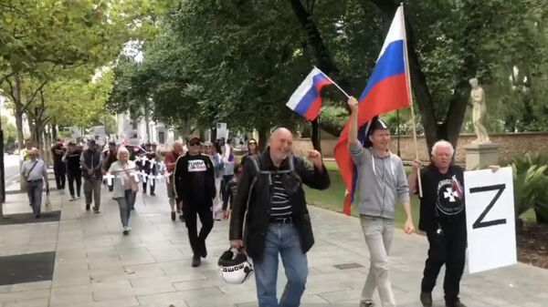 Участники митинга в поддержку России в Аделаиде, Австралия. Кадр из видео