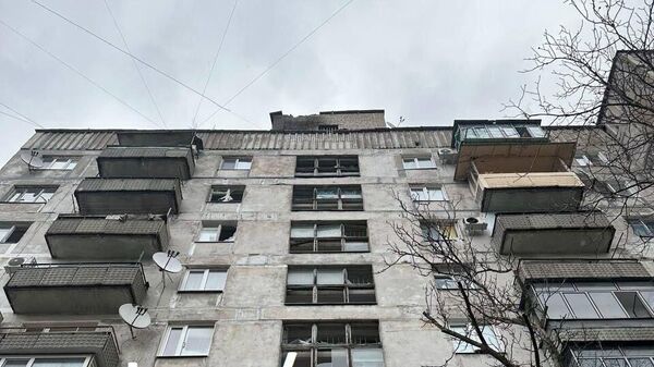 Жилой дом, поврежденный в результате атаки ВСУ, в городе Днепрорудном Запорожской области