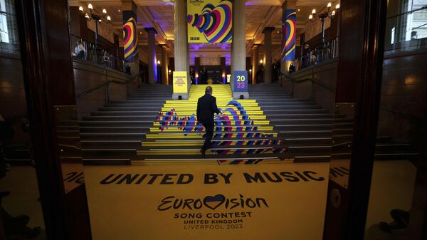 Символика песенного конкурса Евровидение-2023 на входе в концертный зал Сент-Джордж-Холл в Ливерпуле, Великобритания