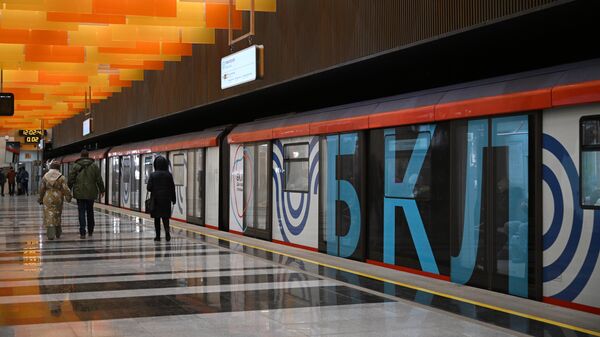 Поезд на станции Новаторская Большой кольцевой линии московского метро