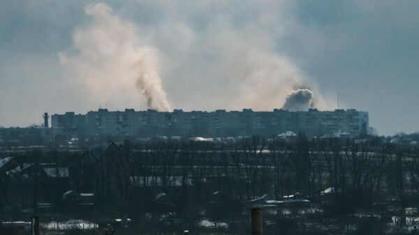 Дым на месте боев в Артемовске (Бахмуте)