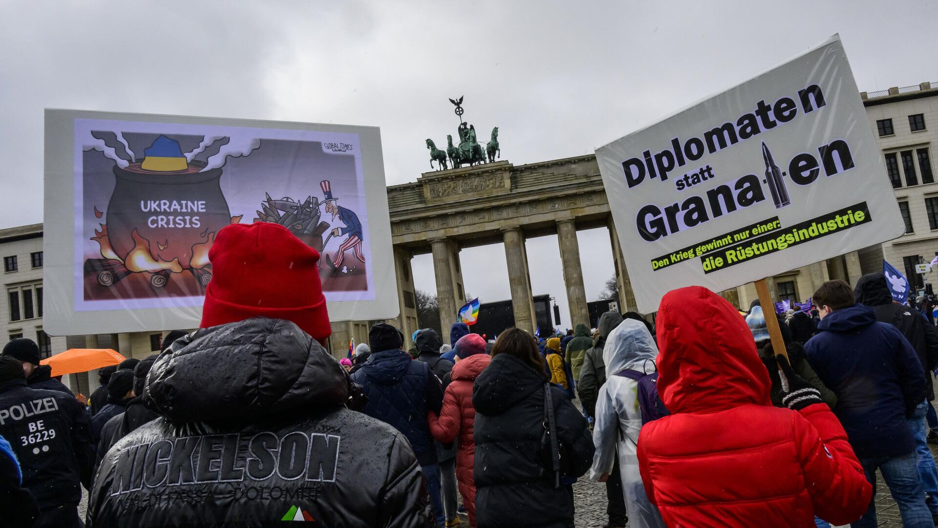 Участники манифестации за мир и против дальнейшей эскалации конфликта через поставки оружия на Украину в Берлине, Германия - РИА Новости, 1920, 26.02.2023